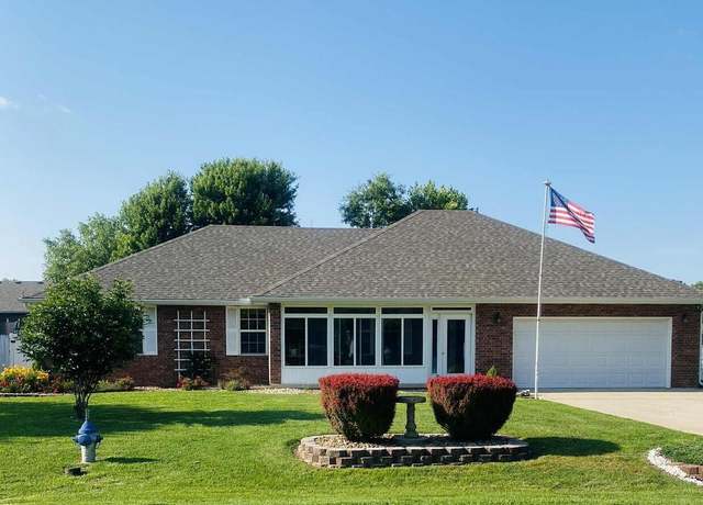 Property at 745 E Lindon St, Bolivar, MO 65613, 3 beds, 2 baths
