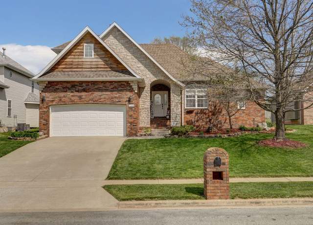 Property at 334 S Yellowwood Dr, Springfield, MO 65809, 4 beds, 3 baths