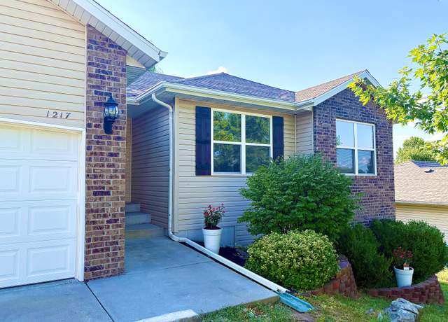 Property at 1217 S 14th St, Ozark, MO 65721, 4 beds, 3 baths