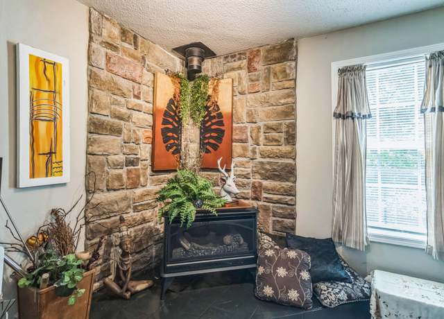 Property at 426 Lakewood Rd, Branson, MO 65616, 2 beds, 2 baths