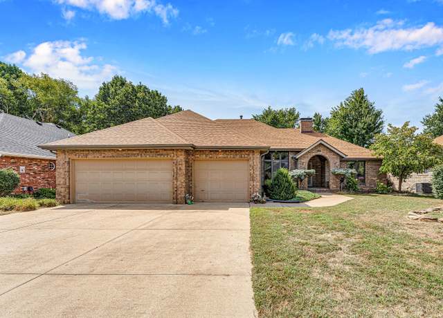 Property at 1152 W Woodhaven St, Springfield, MO 65810, 3 beds, 2 baths