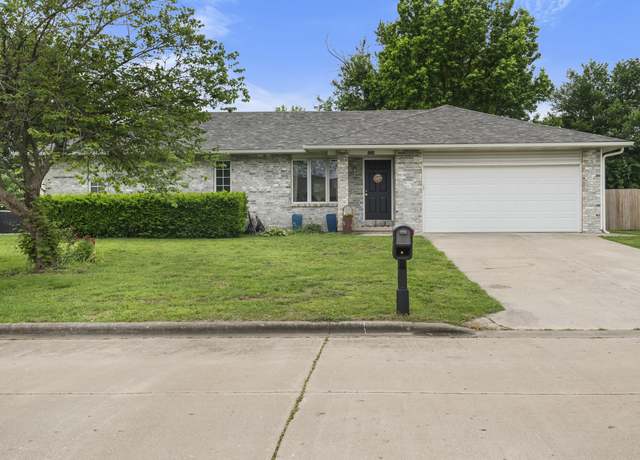 Property at 2234 W College Dr, Bolivar, MO 65613, 3 beds, 2 baths