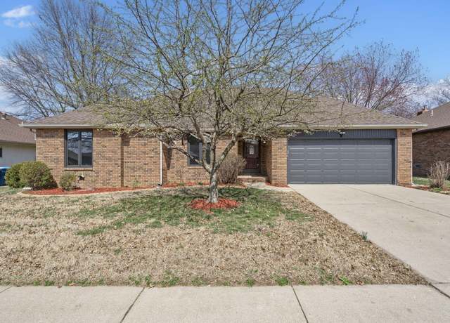 Property at 1039 W Maplewood St, Springfield, MO 65807, 3 beds, 2 baths