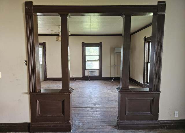 Property at 417 Wells St, Greenfield, MO 65661, 4 beds, 1 bath
