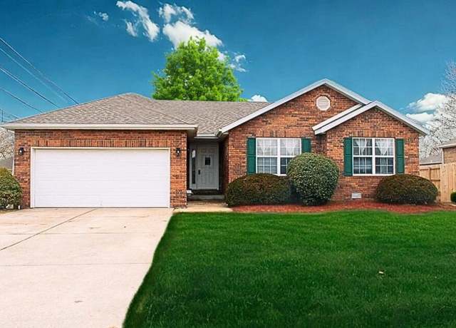 Property at 775 Aspen St, Marshfield, MO 65706, 3 beds, 2 baths