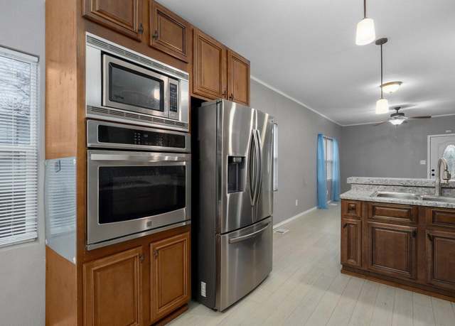 Property at 318 W Olive St, Aurora, MO 65605, 3 beds, 2 baths