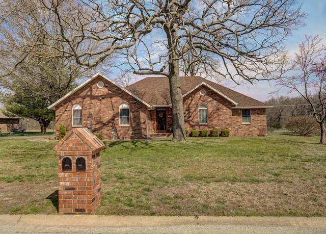Property at 1943 Meadowlark Ln, Aurora, MO 65605, 3 beds, 2 baths