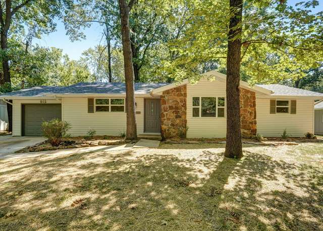Property at 912 S Cavalier Dr, Springfield, MO 65802, 3 beds, 2 baths