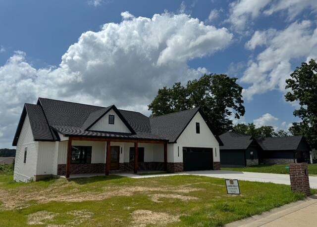 Property at 2705 Town Dr, Mountain Grove, MO 65711, 4 beds, 2 baths