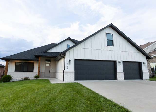 Property at 1027 E Siler Pkwy, Springfield, MO 65810, 4 beds, 3.5 baths
