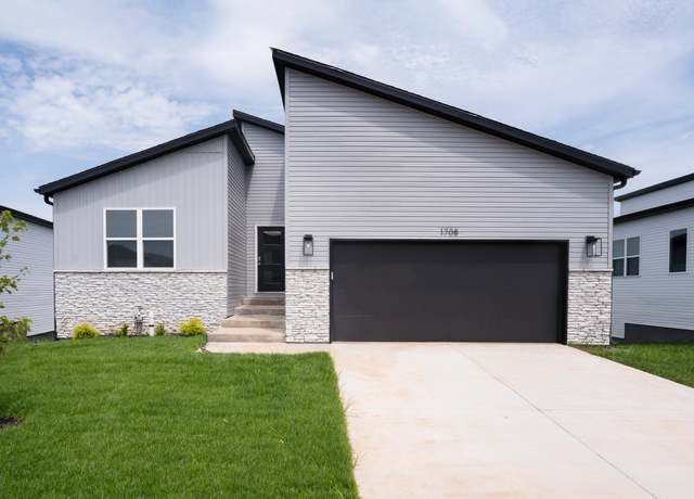 Property at 1708 N Hawthorne Pl, Brookline, MO 65619, 4 beds, 3 baths