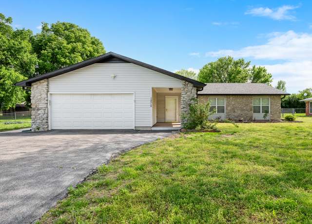 Property at 1208 Kemp Dr, Bolivar, MO 65613, 3 beds, 2 baths