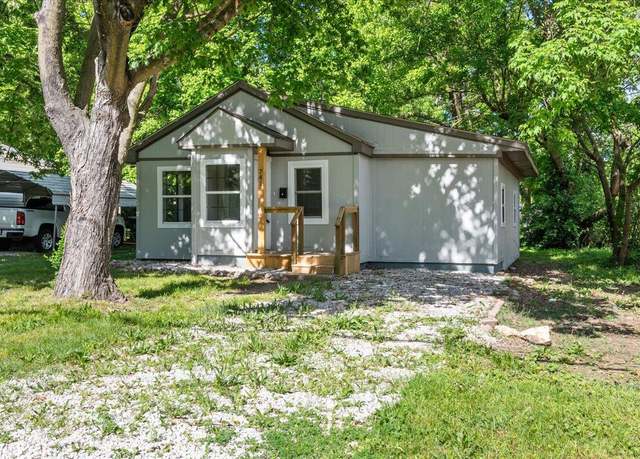 Property at 741 N Warren Ave, Springfield, MO 65802, 3 beds, 1 bath