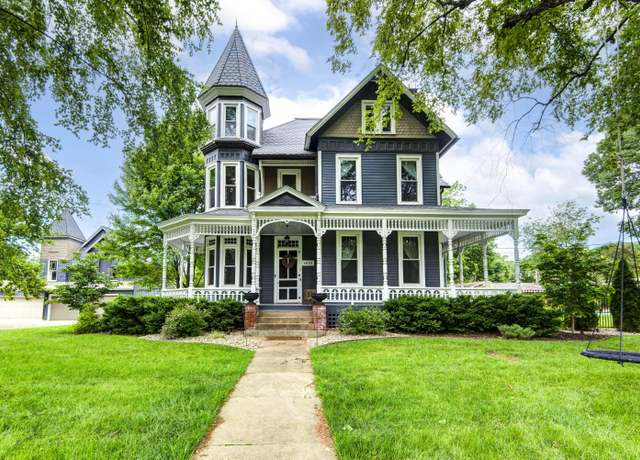 Property at 1435 E Walnut St, Springfield, MO 65802, 5 beds, 3.5 baths