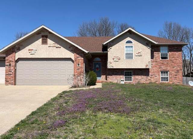 Property at 1029 Chicory Ln, Aurora, MO 65605, 4 beds, 3 baths