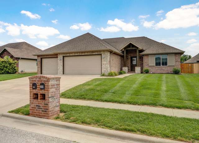 Property at 308 W Arlington Dr, Springfield, MO 65803, 3 beds, 2 baths