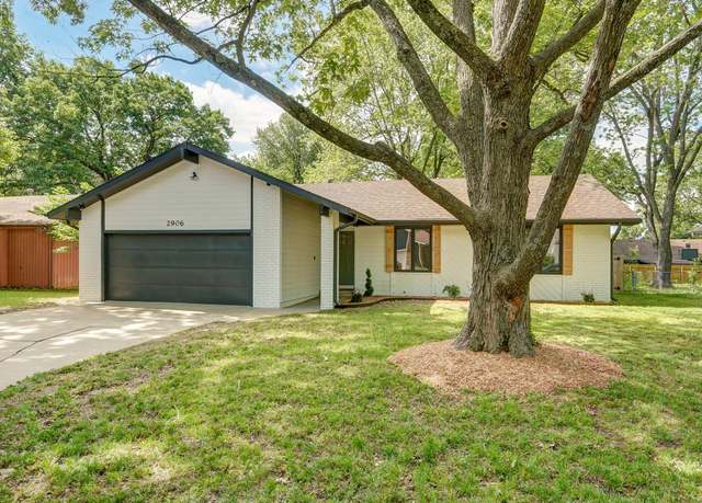Property at 2906 E Eastwood St, Springfield, MO 65804, 3 beds, 2 baths