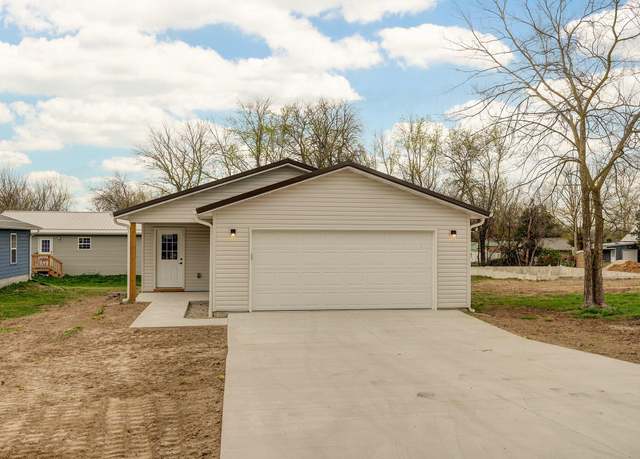 Property at 313 W Bedford St, Marshfield, MO 65706, 3 beds, 2 baths