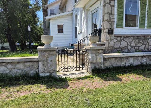 Property at 210 N Jefferson St, Neosho, MO 64850, 4 beds, 2 baths