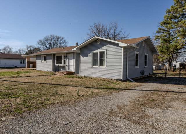 Property at 1451 W 5th St, West Plains, MO 65775, 3 beds, 1.5 baths