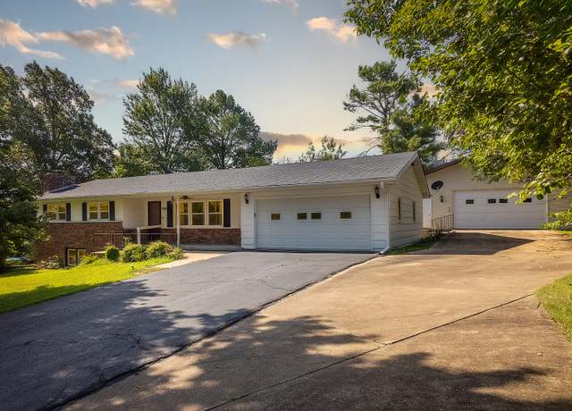 Property at 2010 Catalina Dr, West Plains, MO 65775, 5 beds, 2.5 baths