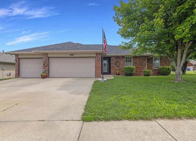 Property at 4429 W Montreal St, Springfield, MO 65802, 4 beds, 2 baths