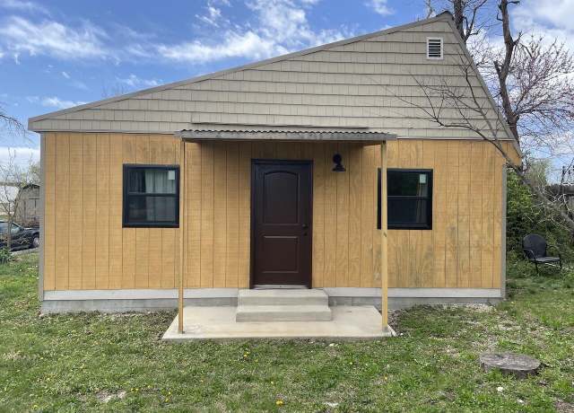 Property at 523 Pine St, Cabool, MO 65689, 2 beds, 1 bath