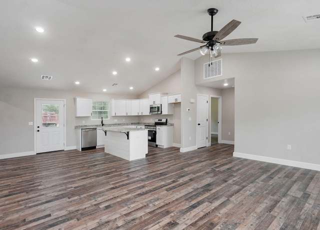 Property at 401 E Crescent St, Aurora, MO 65605, 2 beds, 2 baths