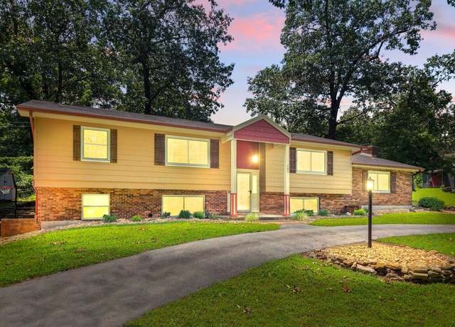 Property at 107 Oakwood Dr, Branson, MO 65616, 3 beds, 2 baths
