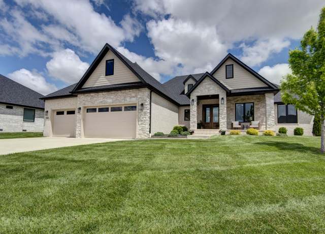 Property at 1510 N Lake Edge Dr, Springfield, MO 65802, 4 beds, 2.5 baths