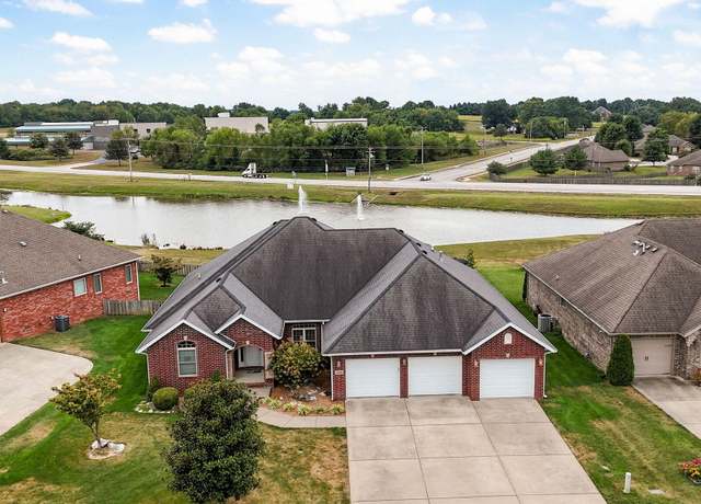 Property at 4566 E Kentbrook Dr, Springfield, MO 65802, 4 beds, 2.5 baths