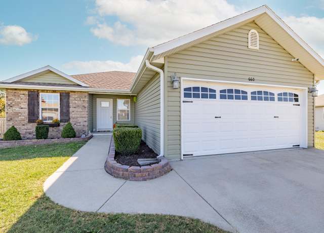 Property at 660 Woodlawn St, Marshfield, MO 65706, 3 beds, 2 baths