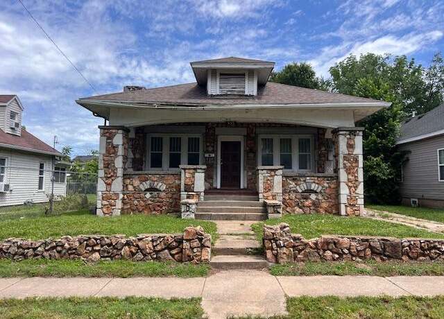 Property at 935 W Brower St, Springfield, MO 65802, 3 beds, 1 bath