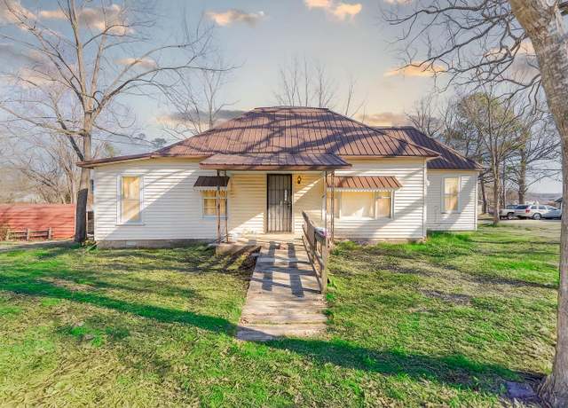 Property at 626 Vine St, Thayer, MO 65791, 4 beds, 2 baths