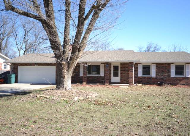 Property at 1024 S Oakland Ave, Bolivar, MO 65613, 3 beds, 2.5 baths