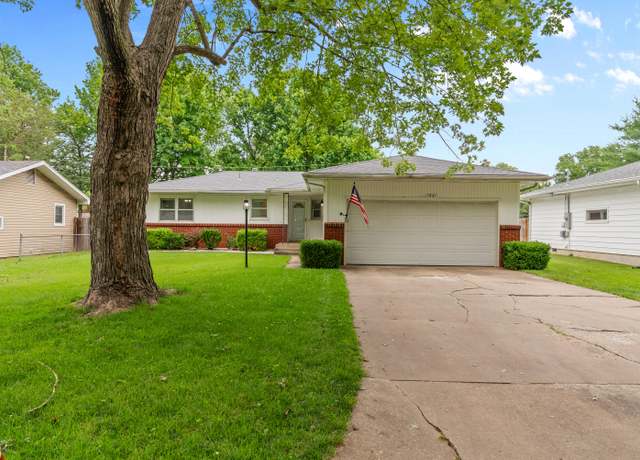 Property at 1541 E Crestview St, Springfield, MO 65804, 3 beds, 1.5 baths