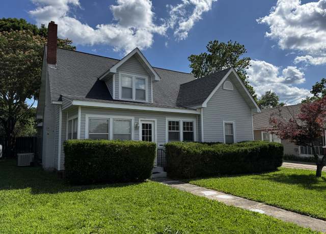 Property at 718 W Main St, West Plains, MO 65775, 4 beds, 2 baths