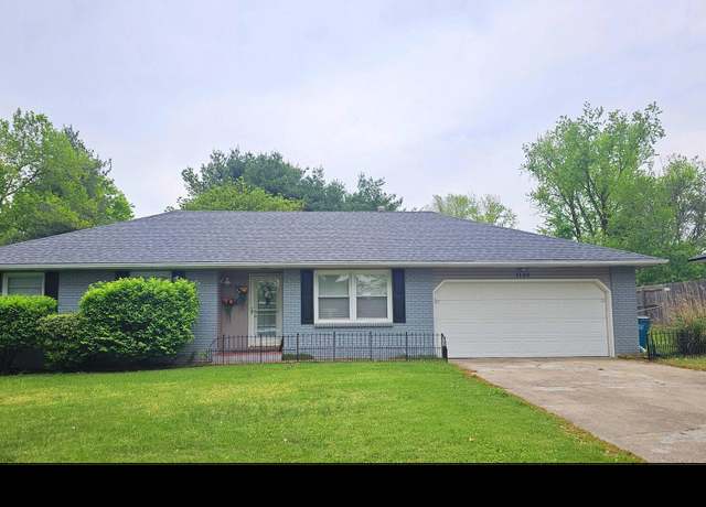 Property at 1135 E Westchester Dr, Springfield, MO 65810, 3 beds, 2 baths