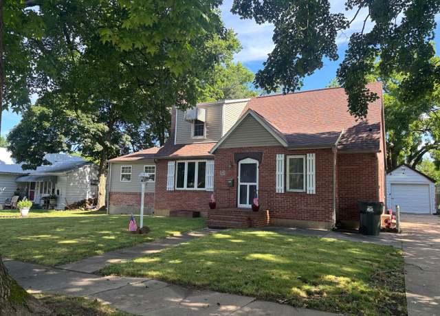 Property at 421 W College St, Aurora, MO 65605, 4 beds, 2 baths