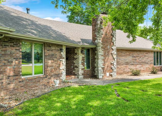 Property at 3131 E Southern Hills Blvd, Springfield, MO 65804, 3 beds, 2.5 baths