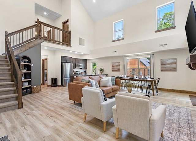 Property at 175 Short Creek Trl, Hollister, MO 65672, 4 beds, 4 baths