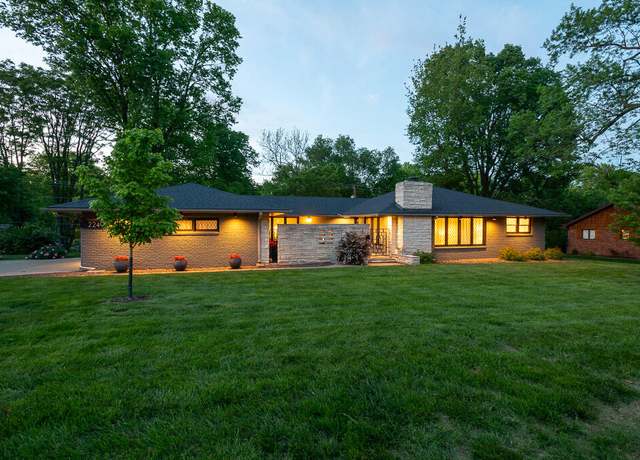 Property at 2249 E Edgewood St, Springfield, MO 65804, 3 beds, 2 baths