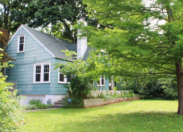Property at 704 W Tracy St, Springfield, MO 65807, 3 beds, 2 baths