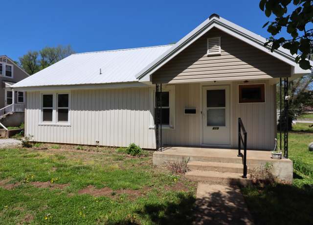 Property at 419 E Olive St, Bolivar, MO 65613, 4 beds, 2 baths
