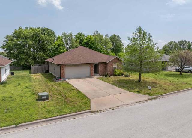 Property at 450 S Elgin Ave, Bolivar, MO 65613, 3 beds, 1.5 baths