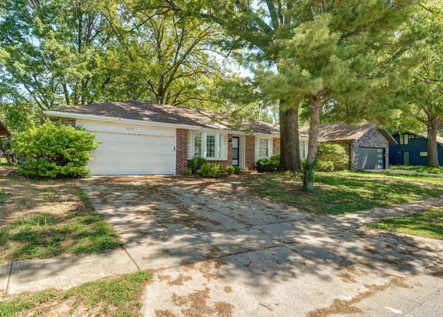 Property at 2857 E Linwood St, Springfield, MO 65804, 3 beds, 2 baths