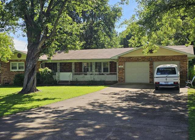 Property at 224 Crawford St, West Plains, MO 65775, 3 beds, 2 baths