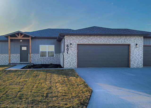 Property at 108 E Acacia Cir, Clever, MO 65631, 4 beds, 2 baths