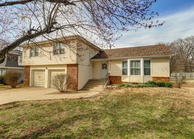 Property at 2133 E Meadow Dr, Springfield, MO 65804, 5 beds, 3.5 baths