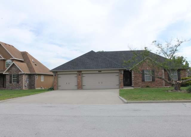 Property at 816 E Roubidoux St, Nixa, MO 65714, 4 beds, 2 baths